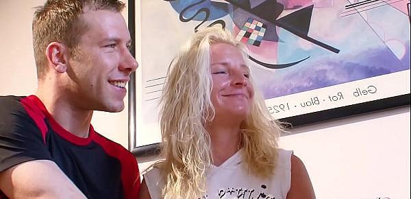 Reife deutsche Frau zeigt engen Teen wie sie Monster Schwanz fickt